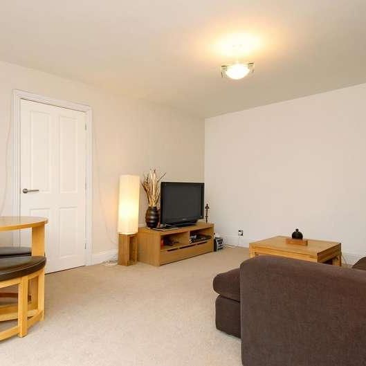 Petworth Court, Bath Road, Reading, RG1 - Photo 1