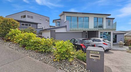 Immaculately presented executive four-bedroom family home - Photo 5