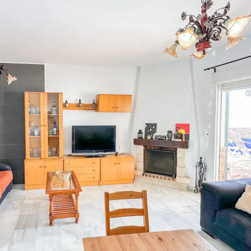 Casa adosada de alquiler en Urbanizacion Truche el, 9, Almayate - Photo 1