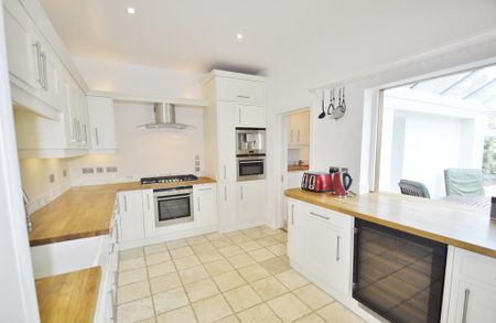 4 bedroom semi-detached house to rent - Photo 4