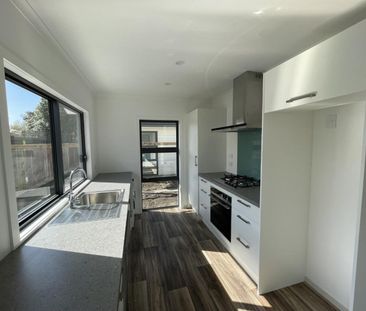 Modern and sunny three-bedroom home - Photo 1