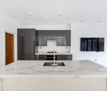 Well-presented 3 bedroom family house with parking for 2 cars and a private garden. - Photo 5