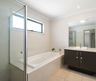 SPACIOUS FAMILY HOME! - Photo 6