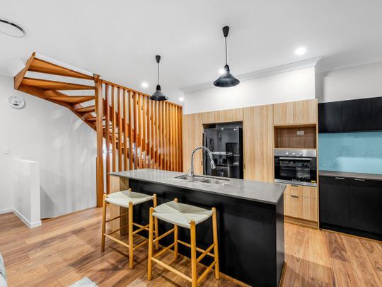 Luxurious Tri-level 5-Bedroom Townhouse! - Photo 1