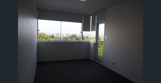 GREAT ONE BEDDER- FANTASTIC LOCATION - Photo 1