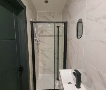 Studio Flat, Thornsbeach Road, SE6 - Photo 4