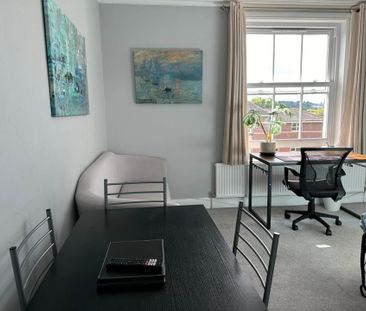 Room 1: Flat 4, 30 Stoke Road, Guildford, GU1 4HR - Photo 3