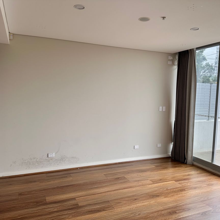 Modern 1 Bedroom Timberfloor Apartment Available For Lease!! - Photo 1