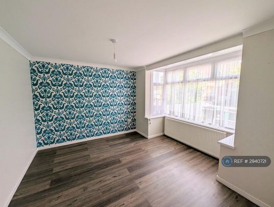 4 bedroom semi-detached house to rent - Photo 1