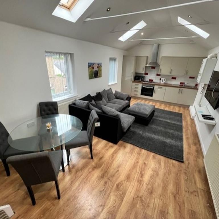 4 bedroom flat to rent - Photo 1