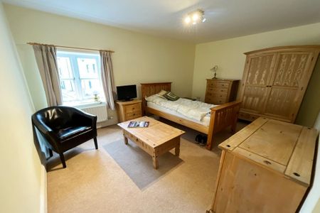 4 bedroom semi-detached house to rent - Photo 2