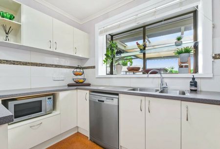 Charming Family Home in a Prime Location! - Photo 4