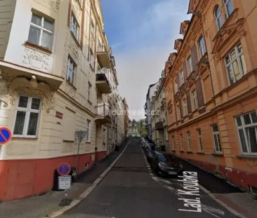 Pěkný byt 2+1 ve třetím patře cihlového domu v Karlových Varech Ryb... - Fotografie 6