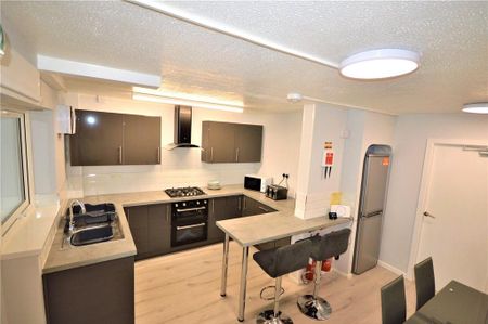 1 bedroom in a house share to rent - Photo 4