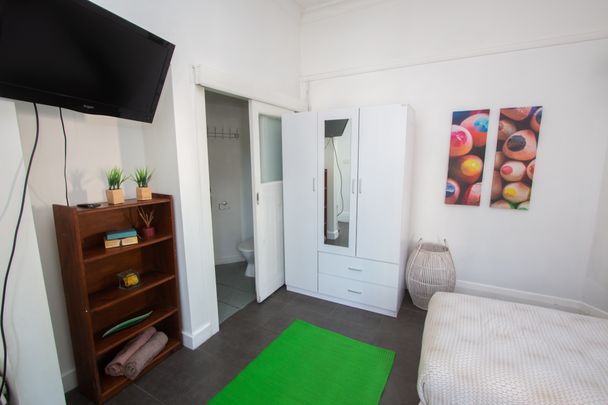 WALKING DISTANCE FROM ST KILDA BEACH APARTMENT. - Photo 1