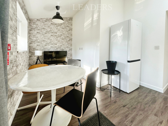 1 bedroom in a house share to rent - Photo 1
