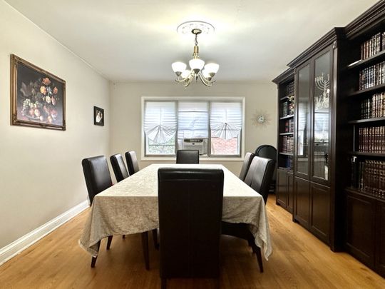 Haut de duplex de 5 chambres+ 2,5 salles de bain et garage offert en location non-meublée ! - Photo 1