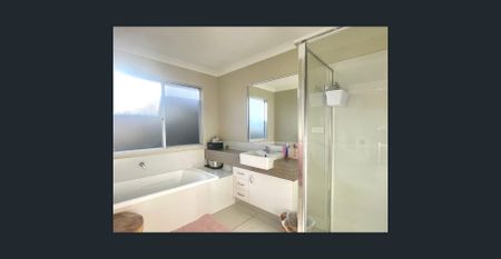 Modern 4 Bedroom Family Home in Quiet area - Photo 5