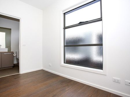 Spacious Townhouse with Designer Kitchen, Study Nook & Secure Parking - Photo 2