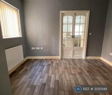 3 bedroom semi-detached house to rent - Photo 4