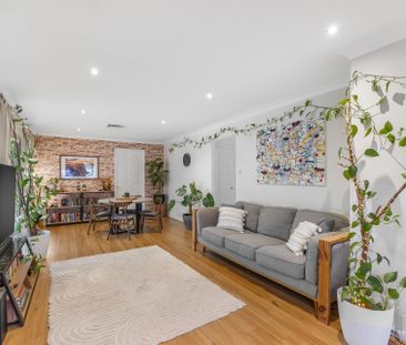 STUNNING FAMILY HOME IN A QUIET CUL DE SAC - Photo 2