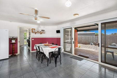 8 Freesia Court, Whittington - Photo 2