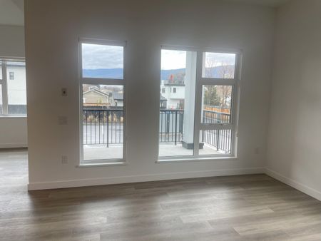 Large Main Floor 2 bedroom Condo near Downtown – Pet Friendly! - Photo 5