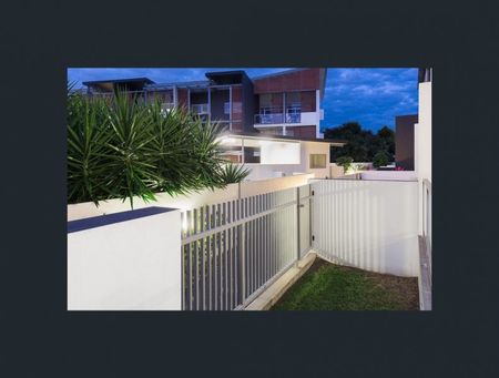 Ground floor unit with courtyard and private gate and storage room - Photo 5