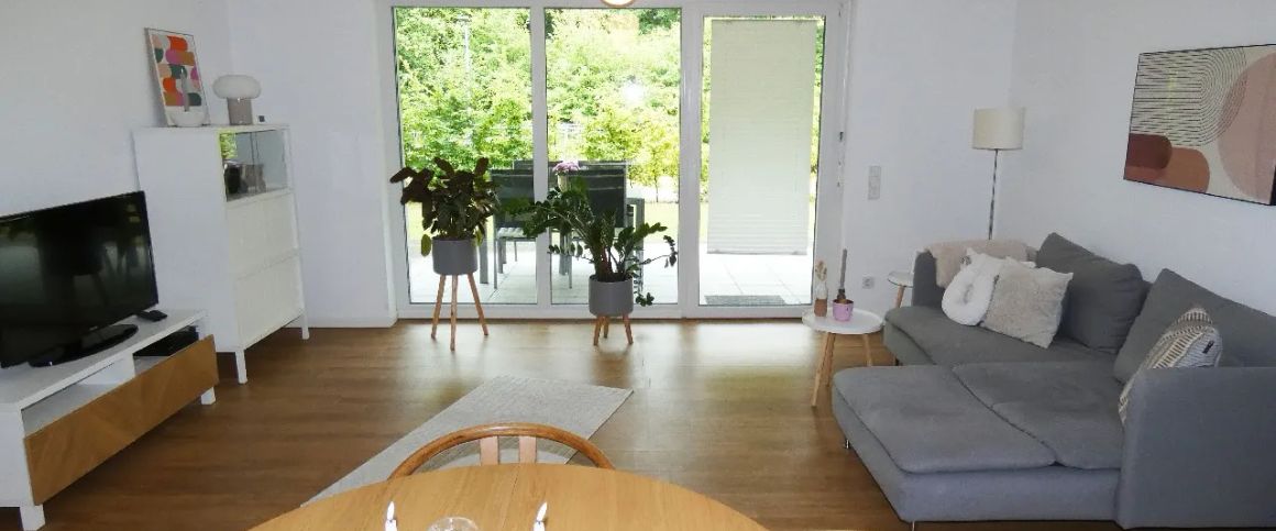 Gemütliche 2-Zimmer-Wohnung im Erdgeschoss mit Einbauküche und Terrasse - Foto 1