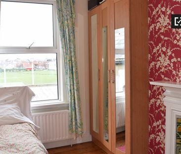Bright room in shared apartment in Terenure, Dublin - Photo 6