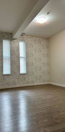 Large 3 bedroom + Den/Office Apartment - Photo 1