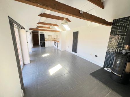 2 bedroom barn conversion to rent - Photo 2