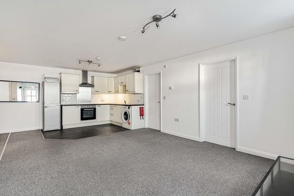 2 bedroom ground floor flat to rent - Photo 1