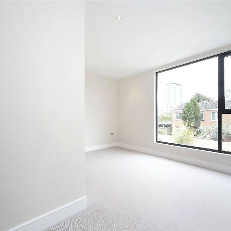 4 bedroom house in Denton Street - Photo 1