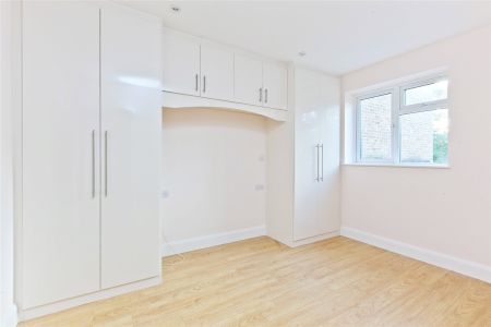 68a High Street, Esher, Surrey, KT10 flat to rent - Photo 2