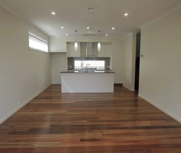 Lovely Three Bedroom Townhouse! - Photo 4