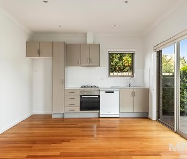 Spotless modren unit with great courtyard - Photo 4