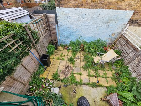 3 Bed Flat, Aslett Street, SW18 - Photo 2