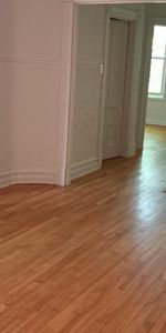 METRO PIE-1X GRAND 5 1/2 LIBRE +STATIONNEMENT - Photo 3