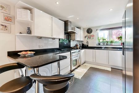 St Stephens Gardens, London, Putney - Photo 4