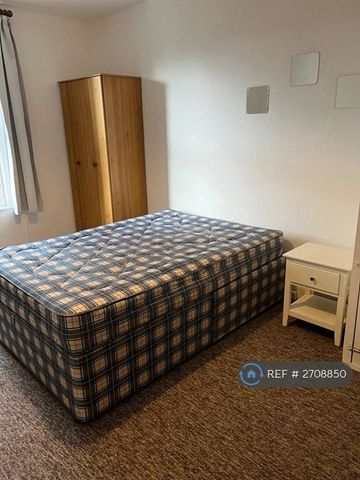 5 bedroom semi-detached house to rent - Photo 4