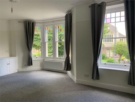 3 bedroom flat to rent - Photo 2