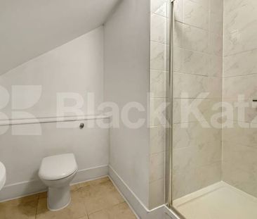 A well-presented studio apartment located on Clayponds Lane, London... - Photo 2