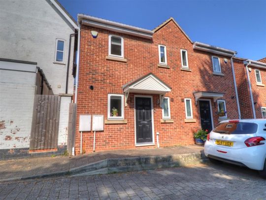 Vale Court, Studley - Photo 1