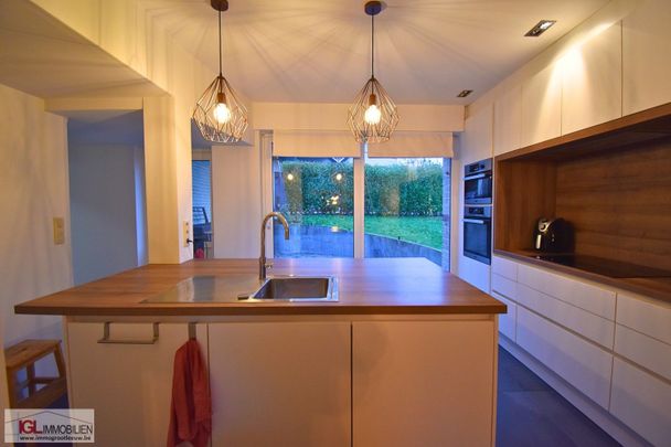 Ruime gezinswoning met 4 slaapkamers, tuin, terras en 2 staanplaatsen te huur - Photo 1