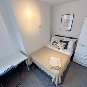 1 bedroom in a house share to rent - Photo 2