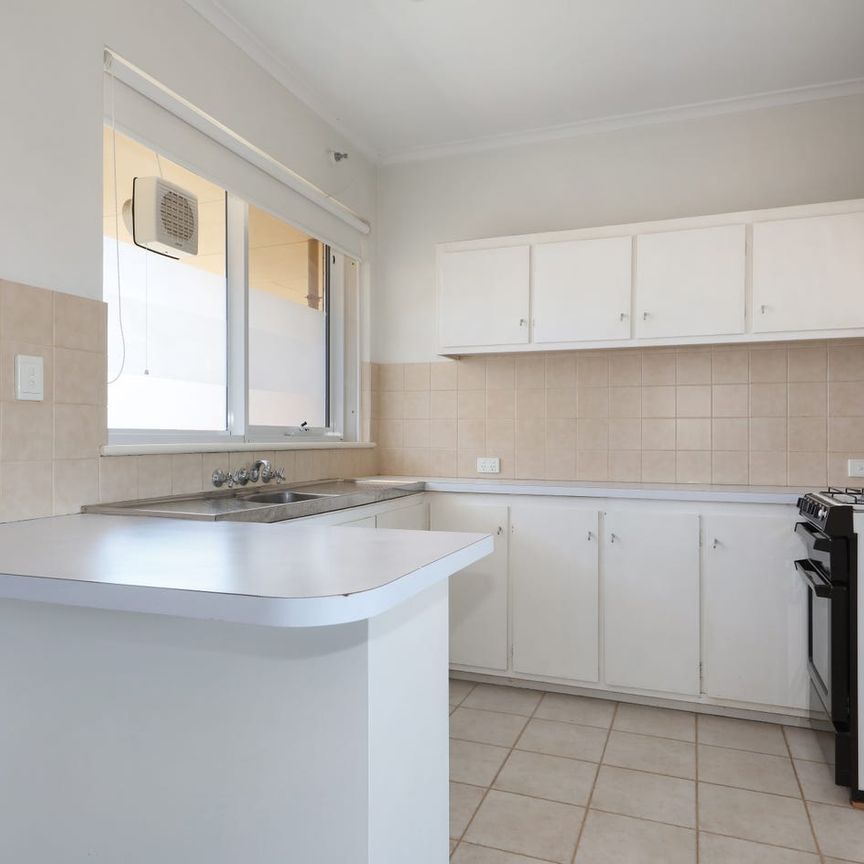Spacious & Light-Filled One Bedroom Apartment in the Heart of Bentleigh! - Photo 1