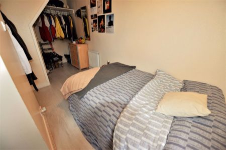 3 bedroom House in Hyde Park, Leeds - Photo 2