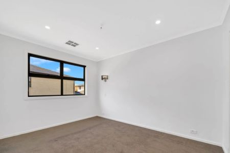 Perfectly Positioned in St Clair – Spacious, Modern & Convenient - Photo 2