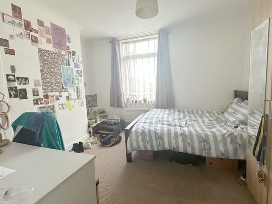 4 Bedroom Mid Terraced House - Photo 1